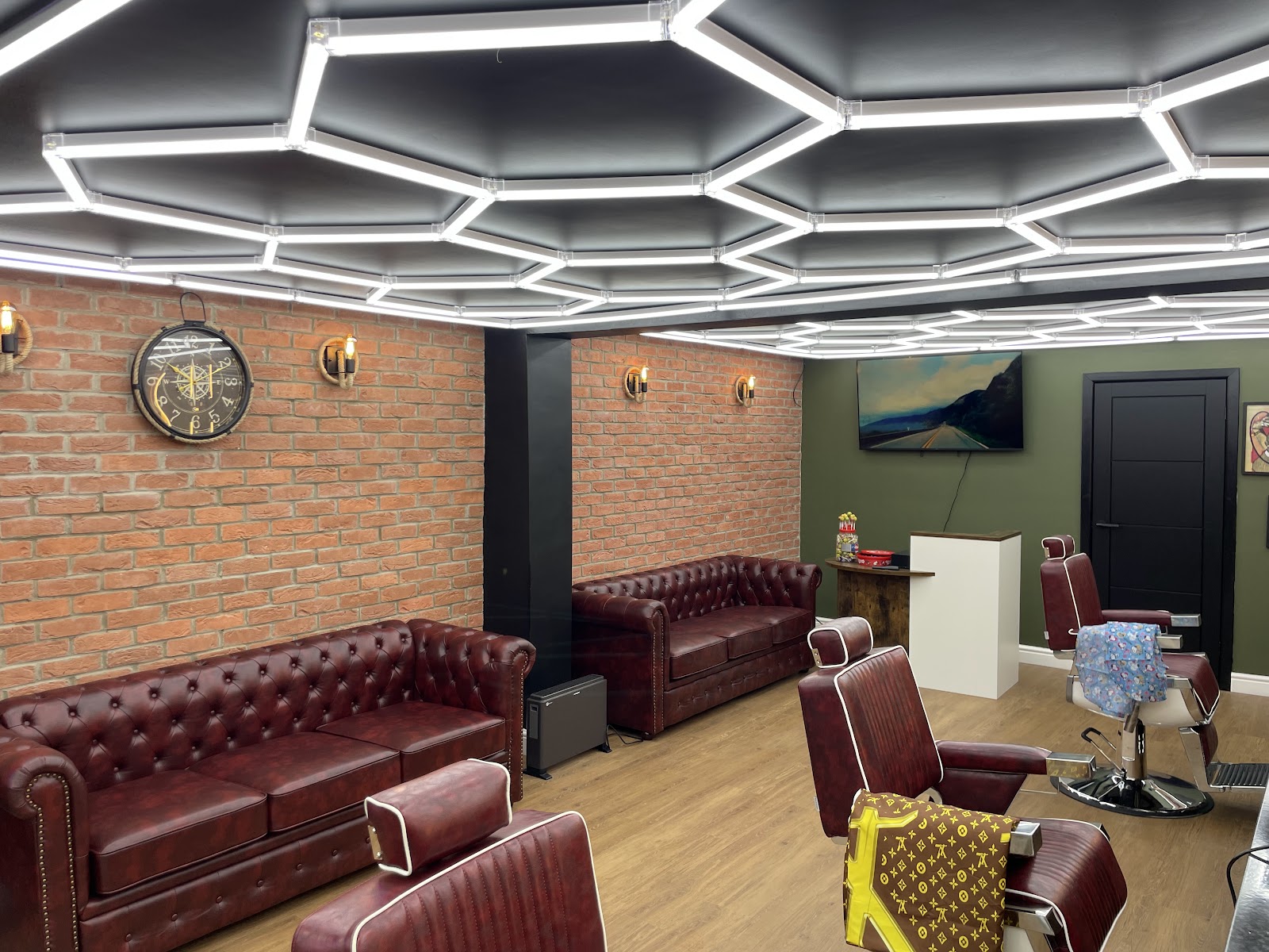 Glaris Barber Prestwich, photograph 3.