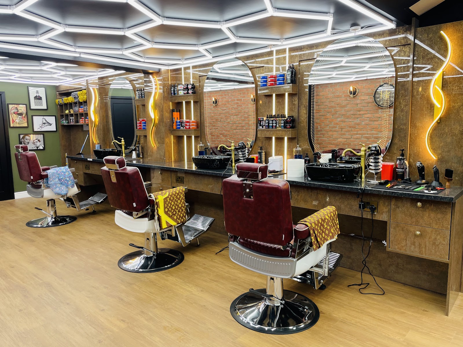 Glaris Barber Prestwich, photograph 4.