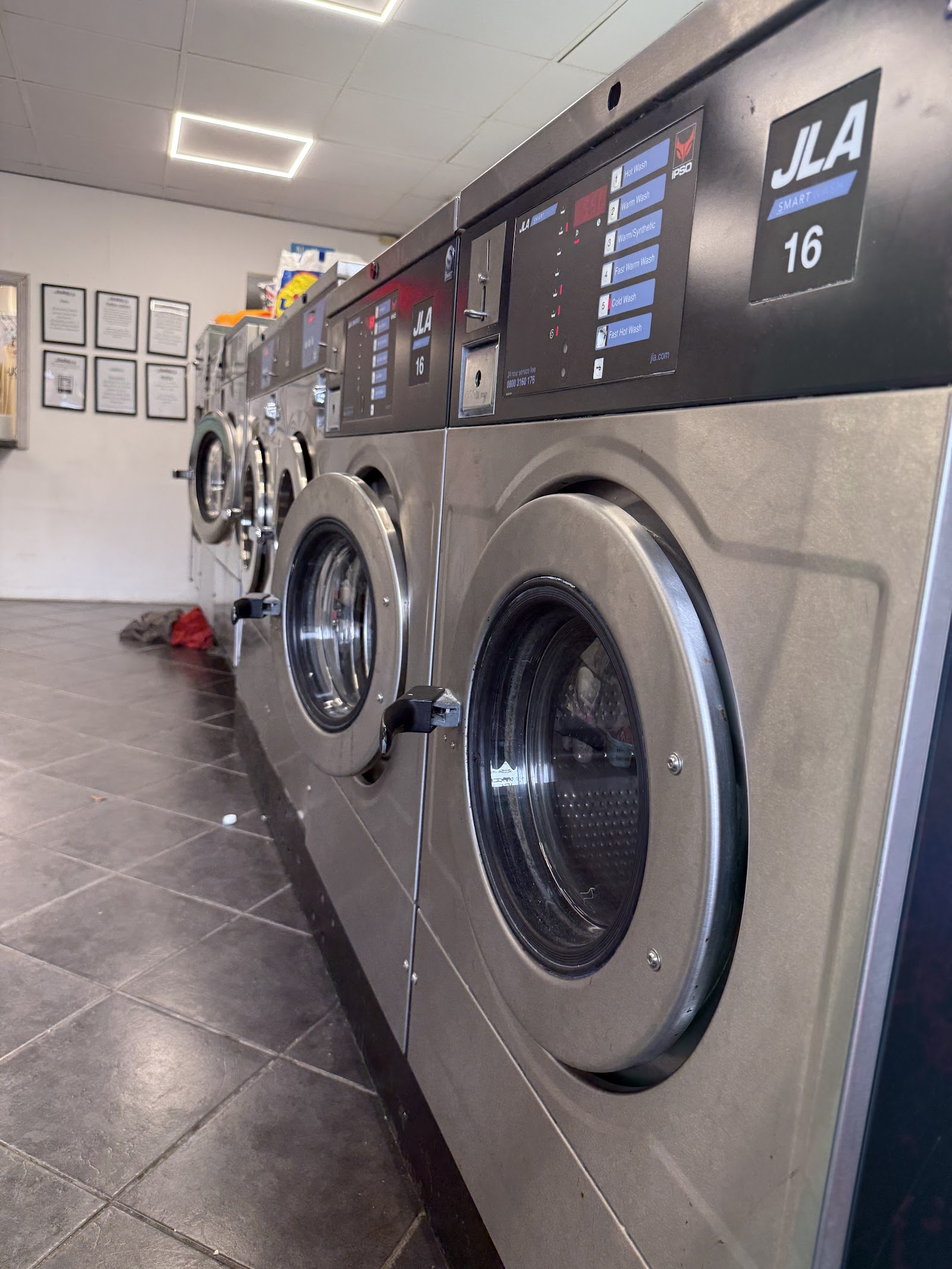 New York Launderette & Dry Cleaners, photograph 3.