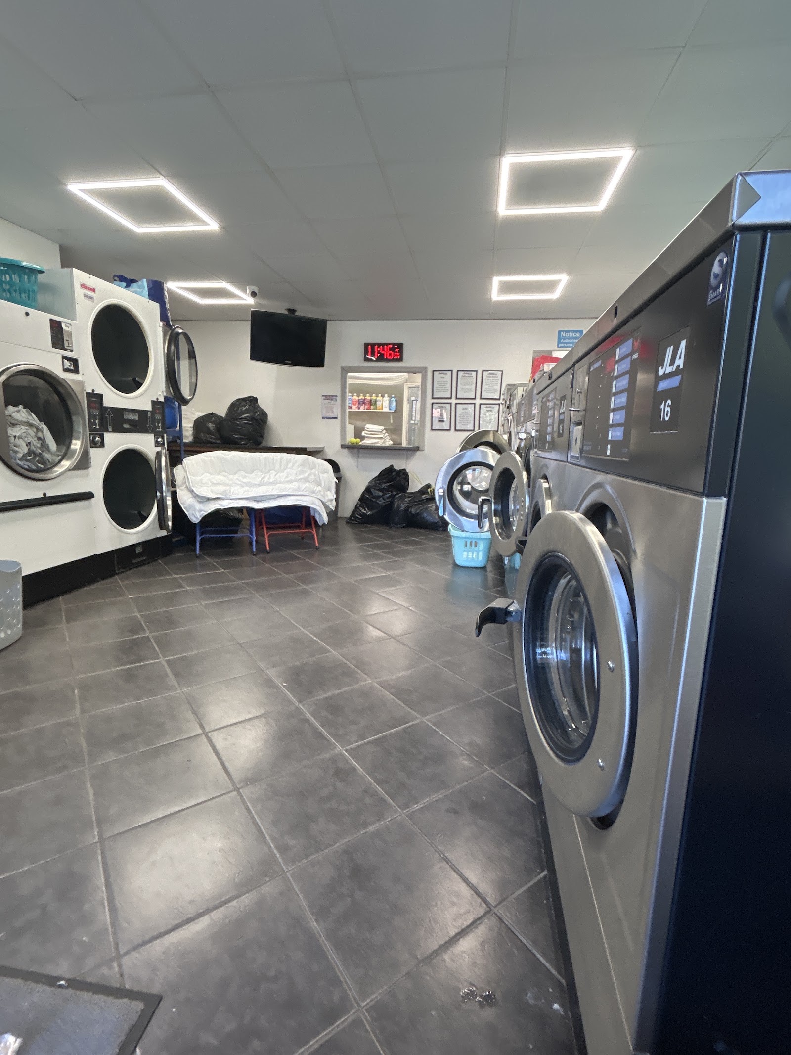 New York Launderette & Dry Cleaners, photograph 4.