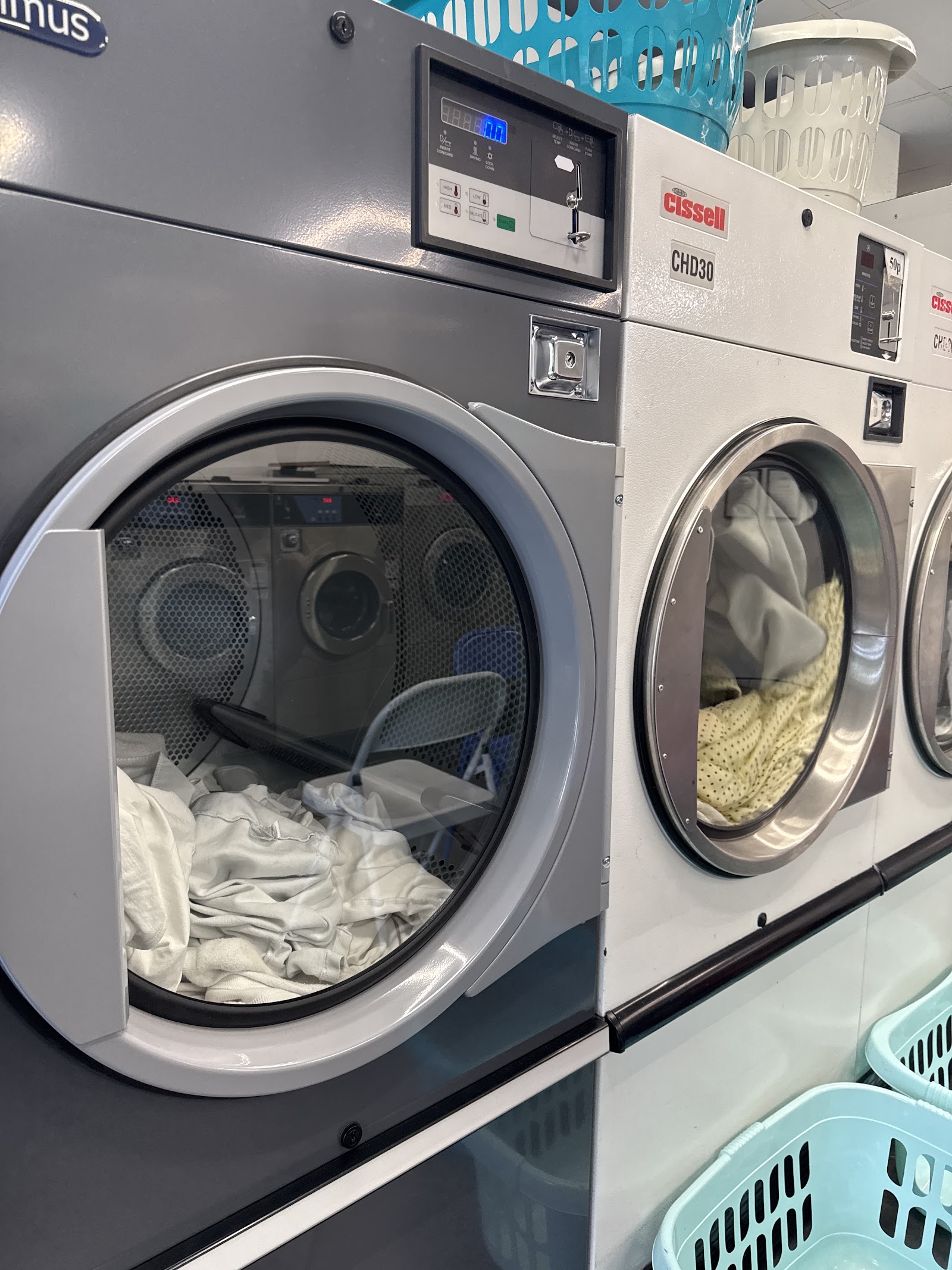 New York Launderette & Dry Cleaners, photograph 6.