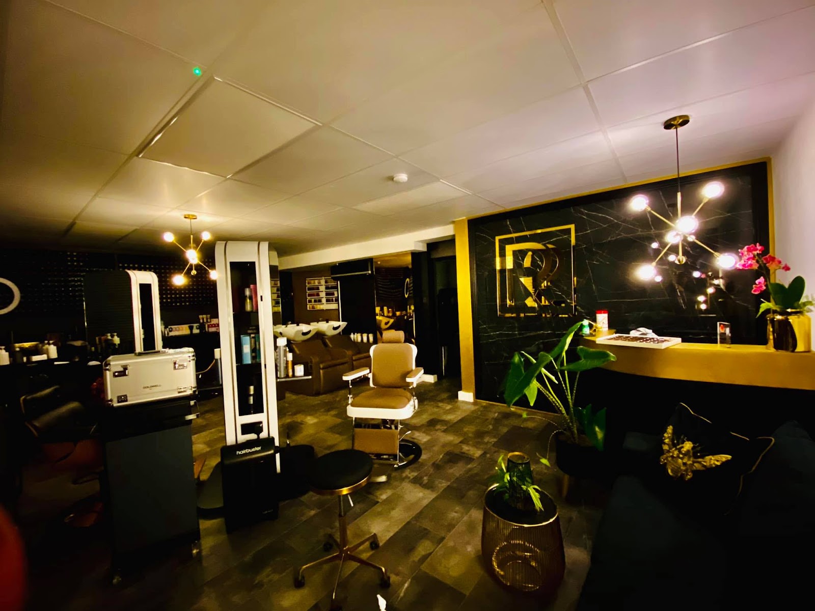 R2HairStudio, photograph 4.